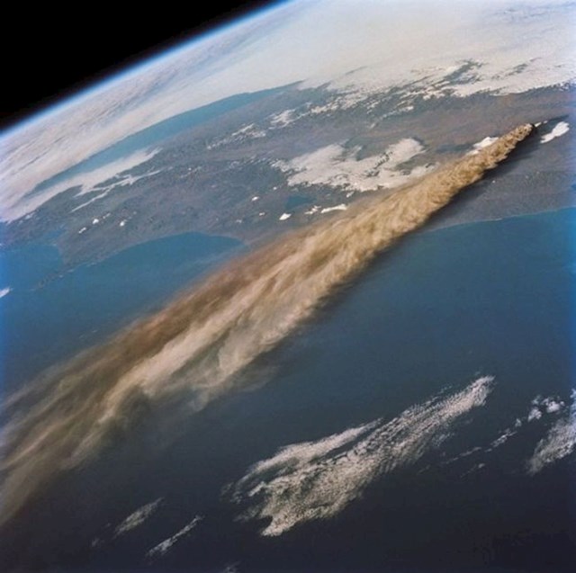 Erupcija vulkana iz svemira