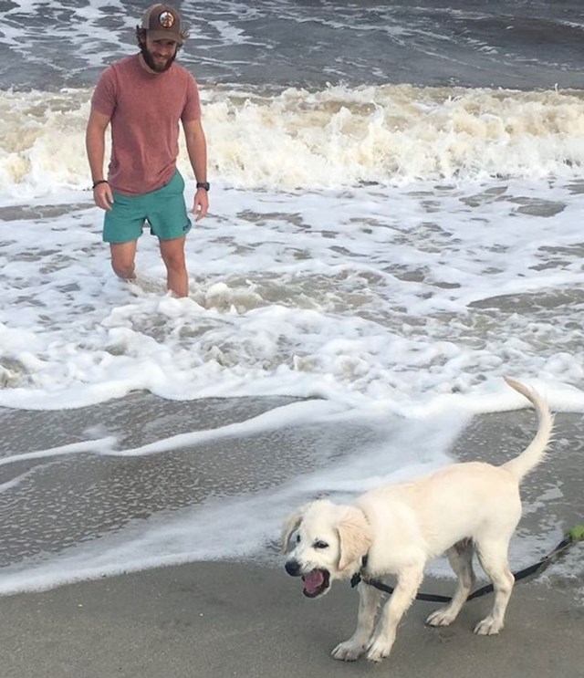 "Moj pas prvi put na plaži. Tu je upravo otkrio da se pijesak ne jede..."