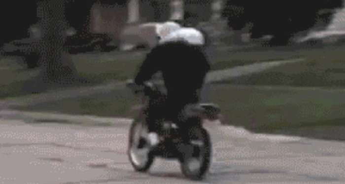 Svi su mislili da luđak vozi bebu na motociklu, ali je ovo bio samo jako dobar prank