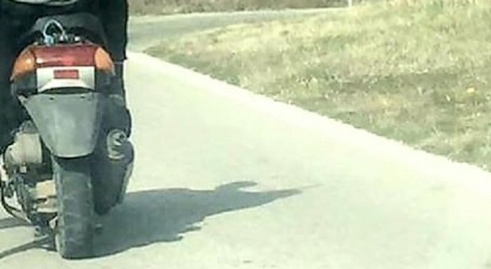 Mladići iz Dalmacije imali su težak zadatak, pogledajte što su prevozili na skuteru