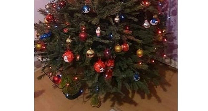 "Imotski bor" - Na Facebooku je osvanulo ovo božićno drvce, a ukrasi na njemu sve su nasmijali