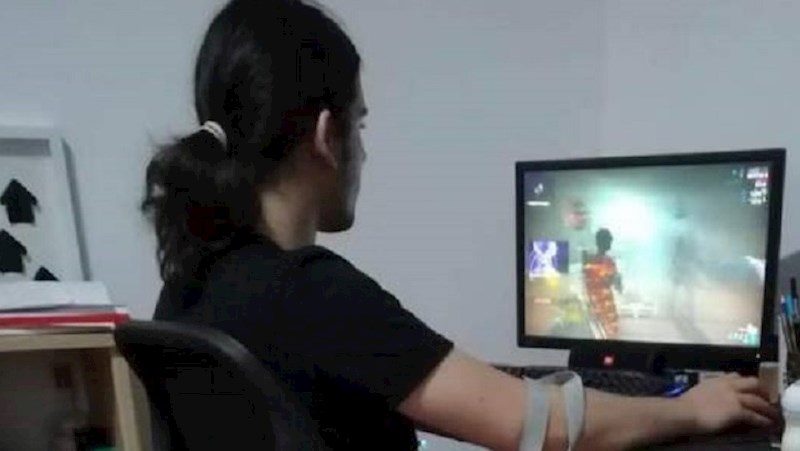 Ovaj tata je smislio kako istovremeno uspavati bebu i igrati igrice