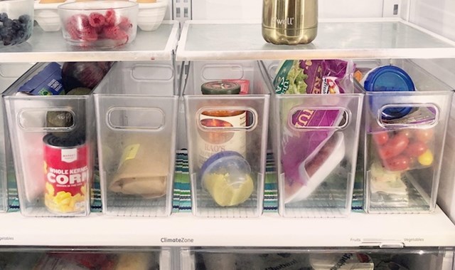 Raspored obroka u plastičnim kontejnerima u hladnjaku