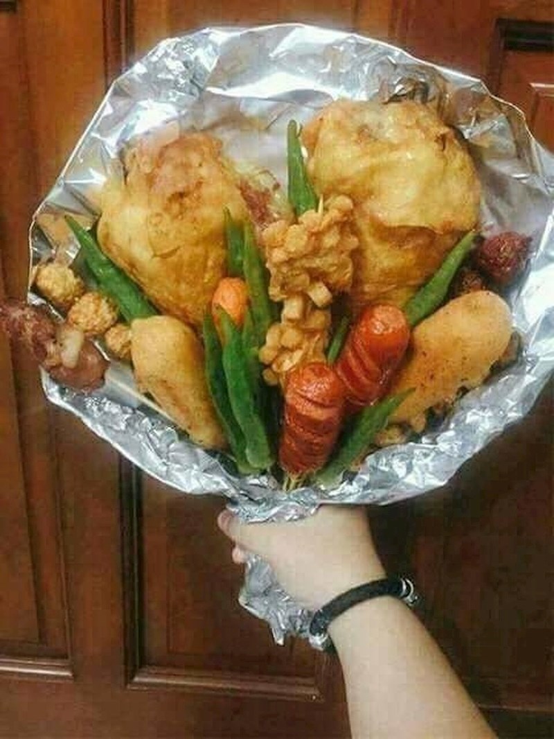 Kada nisi siguran hoćeš li joj pokloniti nešto ili ju odvesti na večeru...