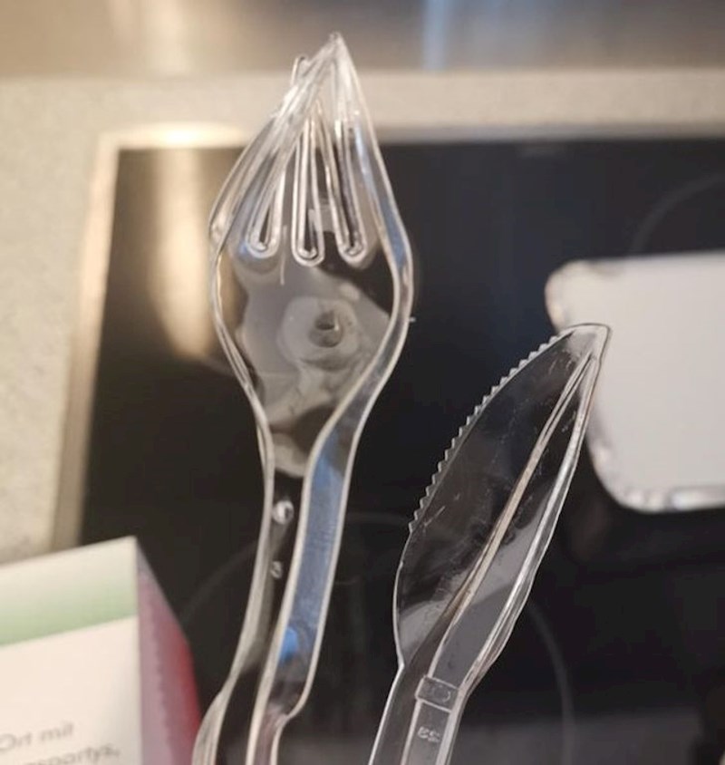 Radnici u restoranu su stavili plastični pribor ispod hrane za dostavu