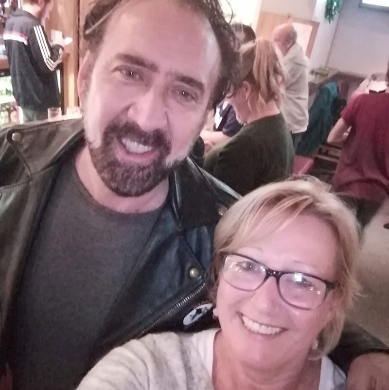 "Nicolas Cage ušao je u mali bar u Somersetu u Velikoj Britaniji. Jako je drag i društven"