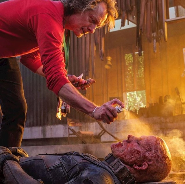 Make-up artist osvježava Ryana Reynoldsa kako mu ne bi bilo vruće na snimanju Deadpoola