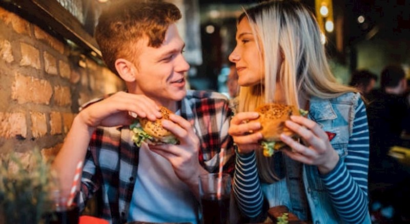 Tip se osvetio curi kada je saznao da je s njim samo zbog njegovog novčanika