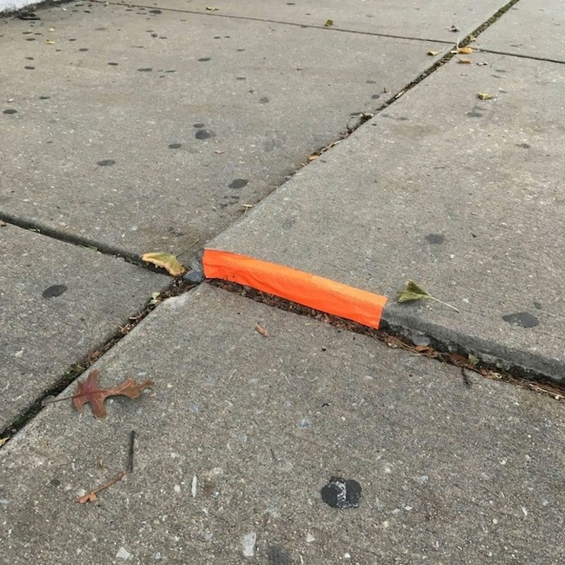 Ovaj čovjek označio je dio na tlu za kojeg ljudi zapinju, kako bi ga vidjeli