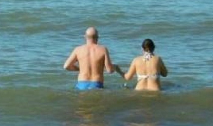Tko je tu lud? Ovi ljudi su se kupali na plaži, zbog jedne stvari fotografija je jako čudna