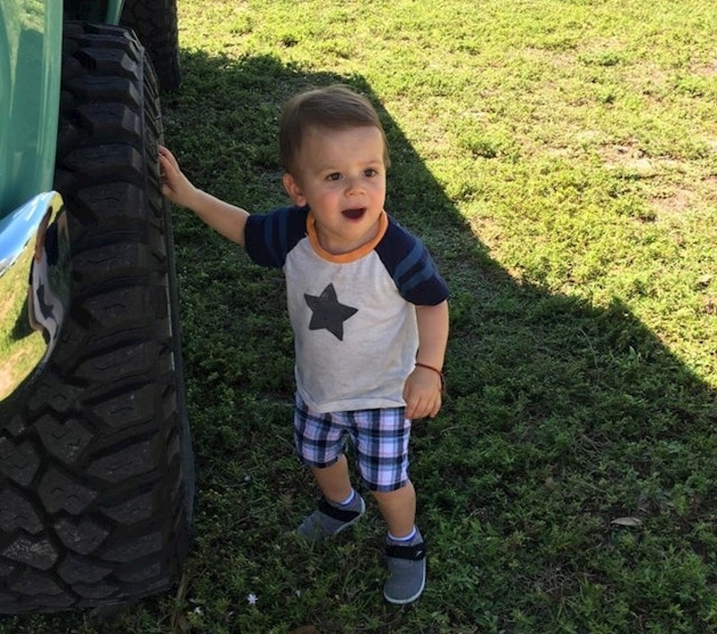 Obožava kamione, ovo je njegov prvi susret s jednim