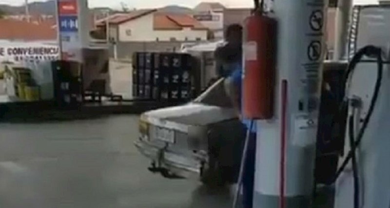 Ljudi su morali slikati ovaj prizor na benzinskoj, pogledajte što mu viri iz auta