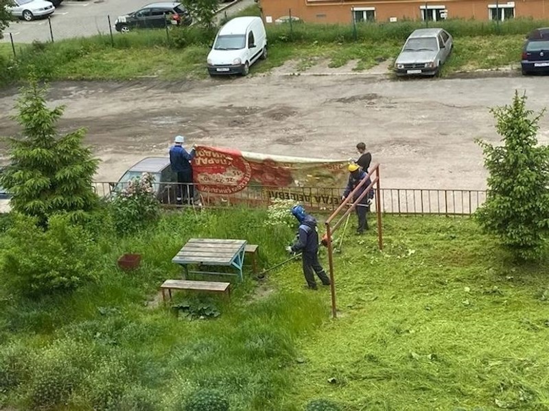 Kosili su travu i stavili zaštitu kako ne bi zaprljali ili oštetili automobile