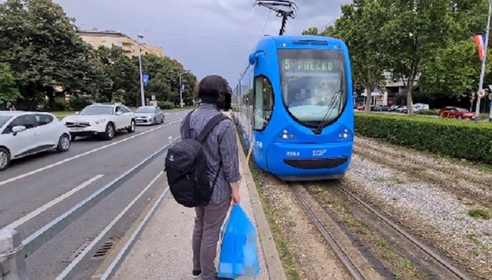 Ovaj lik je ušao u tramvaj s neobičnom maskom, svi su zurili u njega