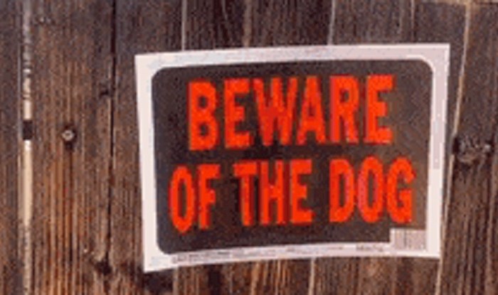 Ugledali su natpis o opasnom psu na ogradi kuće, kada su ga pogledali skoro su umrli od smijeha