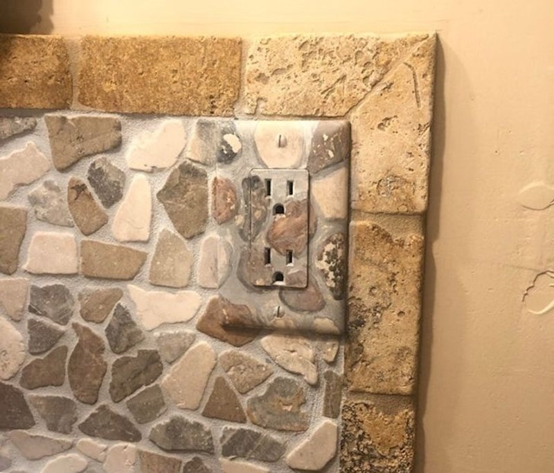 Žena nije htjela da joj utičnica naruši izgled zida