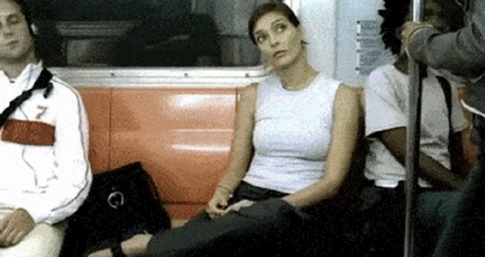 Djevojka je mislila nasamariti jednog putnika u javnom prijevozu, na kraju su se svi smijali njoj