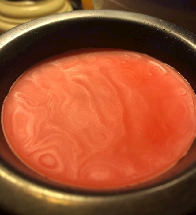 Otopljeni vosak izgleda kao juha od rajčice