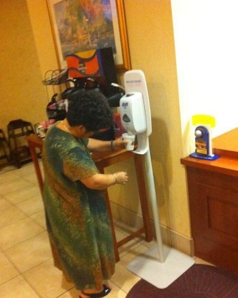 Mislila je da je to aparat za kavu...