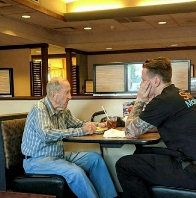 Konobar pod pauzom sjedi sa ovim djedicom koji jede sam