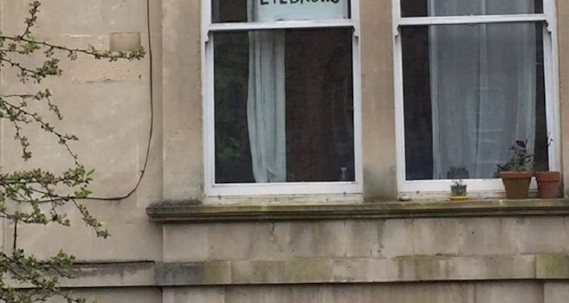 Lik je htio pomoći svojim susjedima da lakše podnesu karantenu, pogledajte što im je napisao