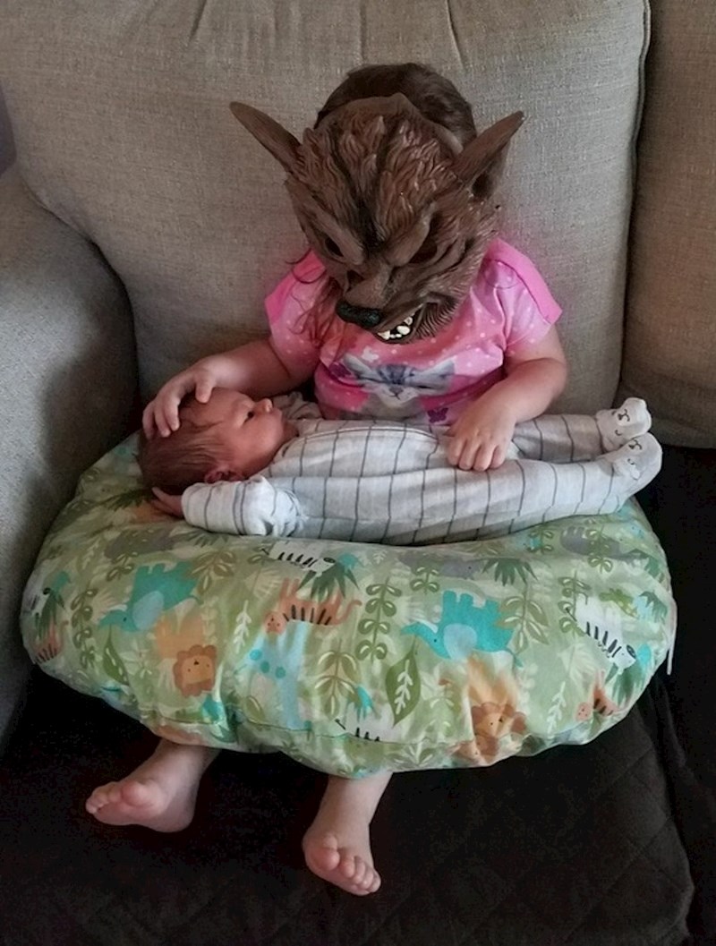 "Moja nećakinja je ovako htjela držati svoj brata..."