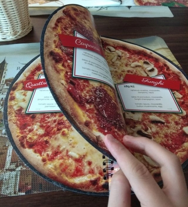 Jelovnik u Italiji u obliku pizze, na svakoj stranici je prikaz kako izgleda pojedina pizza u restoranu