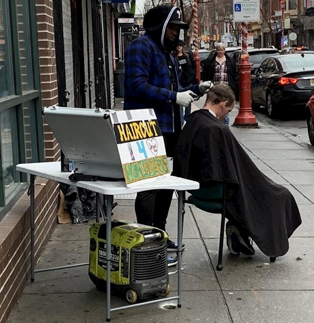 Ovaj čovjek besplatno šiša beskućnike u Philadelphiji