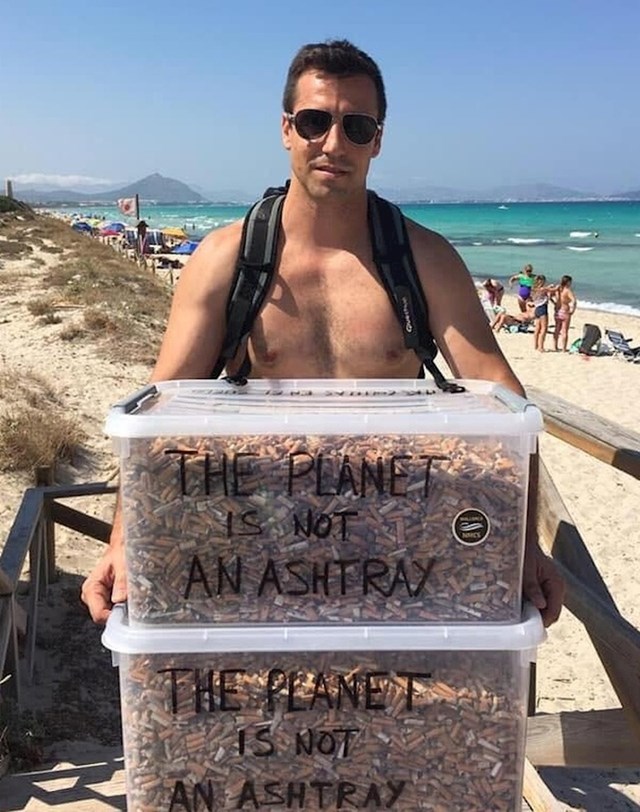 Ovaj čovjek skuplja smeće s plaže