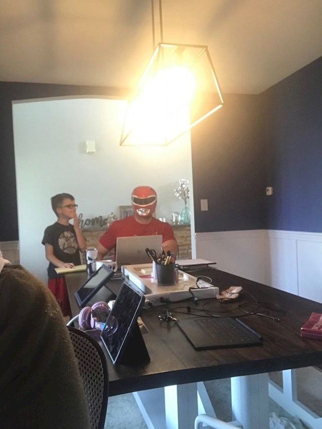Lik trola video pozive svoje žene pojavljujući se u kostimima u pozadini lik trola video pozive svoje žene pojavljujući se u kostimima u pozadini
