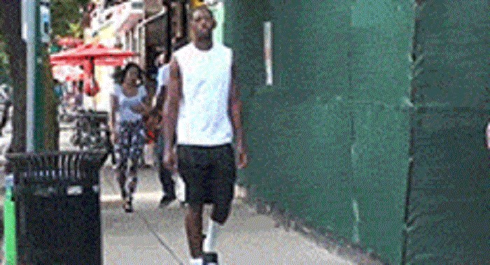 Lik je hodao ulicom i gledao svoja posla, kada mu se dogodilo nešto potpuno neočekivano