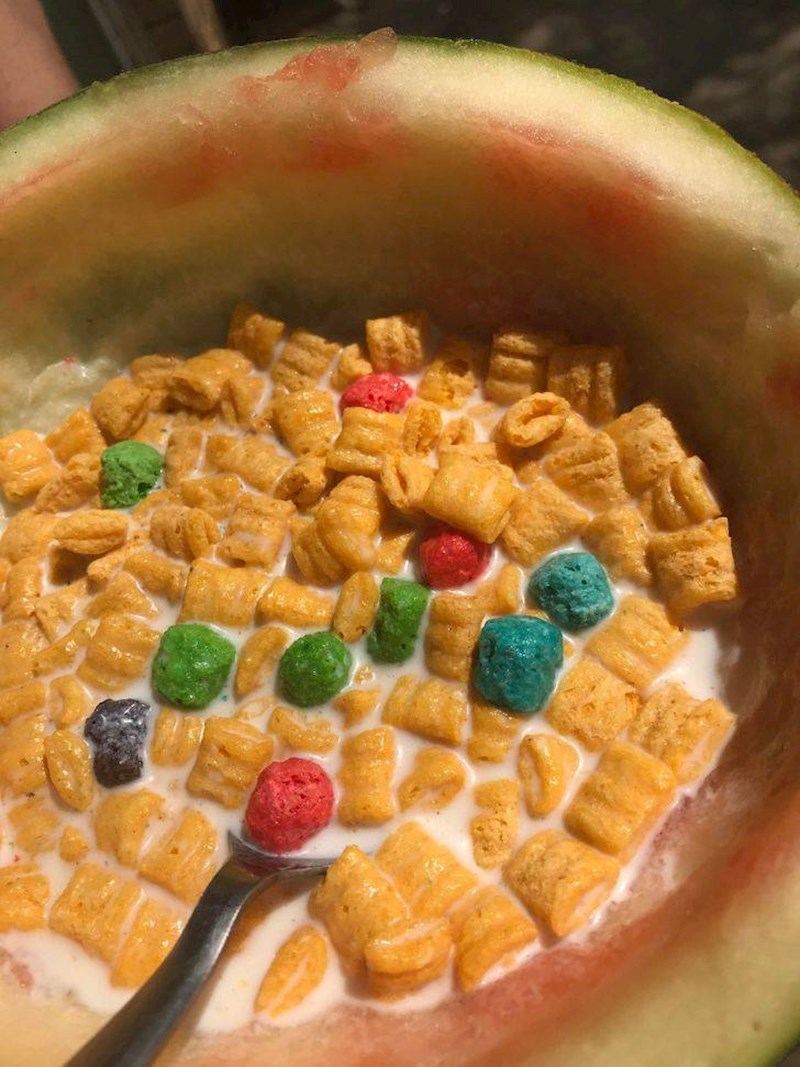 "Moj sin je izdubio lubenicu i jeo pahuljice iz nje"