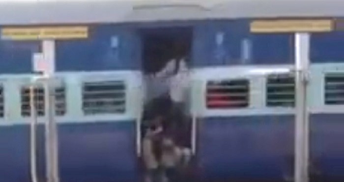 VIDEO Na željezničkoj stanici pukla je cijev s vodom, pogledajte kako tušira ljude u vlaku