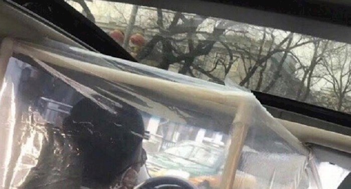Taksist iz Kine unatoč korona virusu radi svoj posao, pogledajte kako se zaštitio