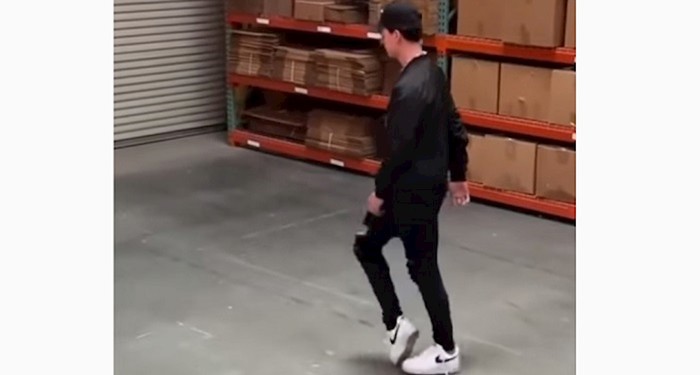 Mladić pleše moonwalk tako dobro da ga ljudi proglašavaju novim Michaelom Jacksonom
