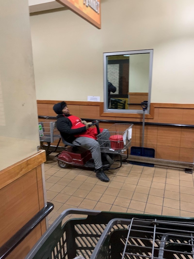 Ovaj lik odlučio je odmoriti na tuđem vozilu