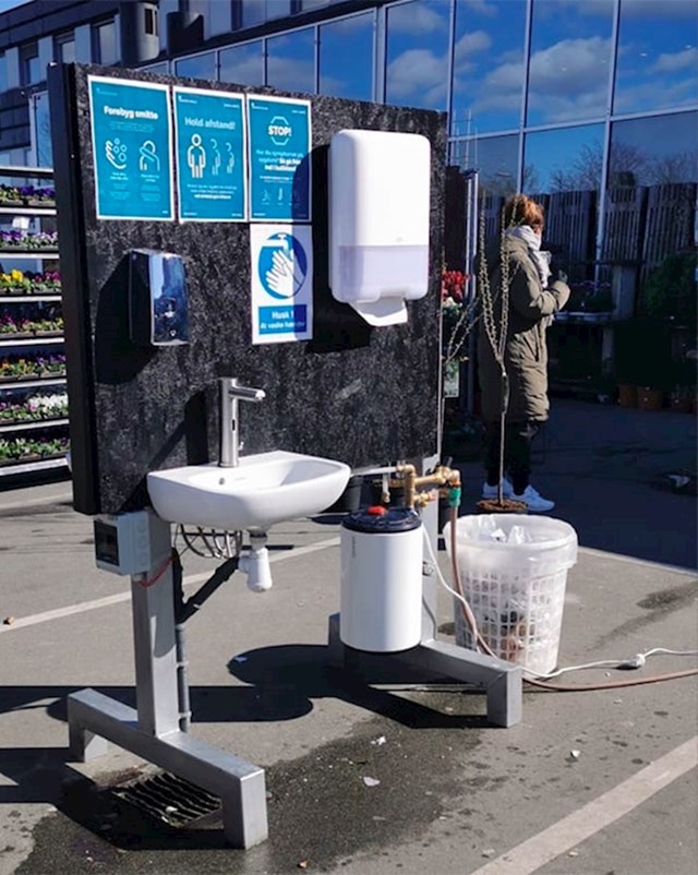 Supermarket u Danskoj postavio je vodu i sapun kako bi ljudi prije ulaska u dućan mogli oprati ruke