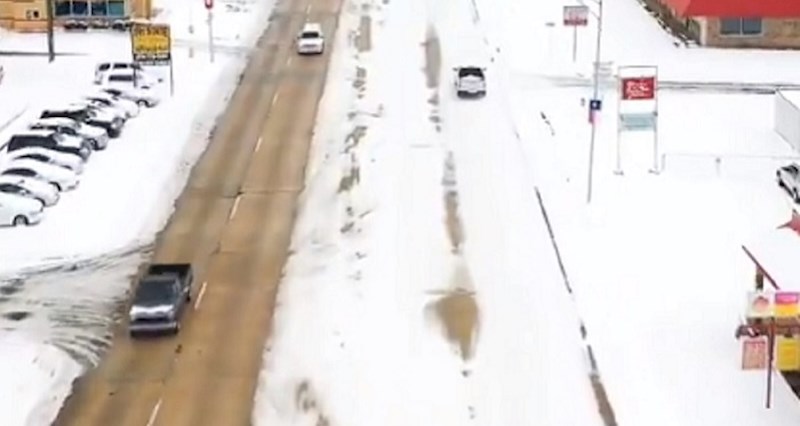 Ovo je cesta koja se nalazi u dvije države. Snimka je nastala nakon povijesne mećave