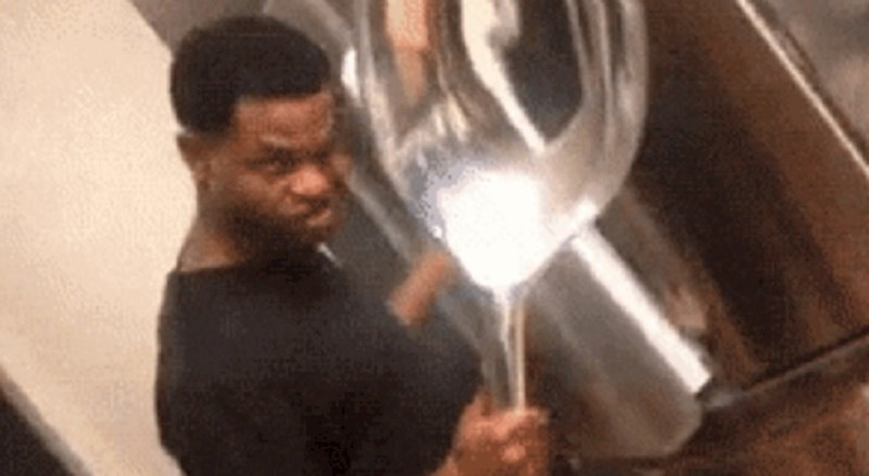 Ovaj lik smislio je kako ipak pojesti sav sladoled iz hladnjaka dok je na dijeti