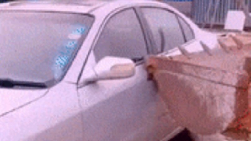 Slomio je retrovizore na svom automobilu i postavio nešto potpuno bizarno