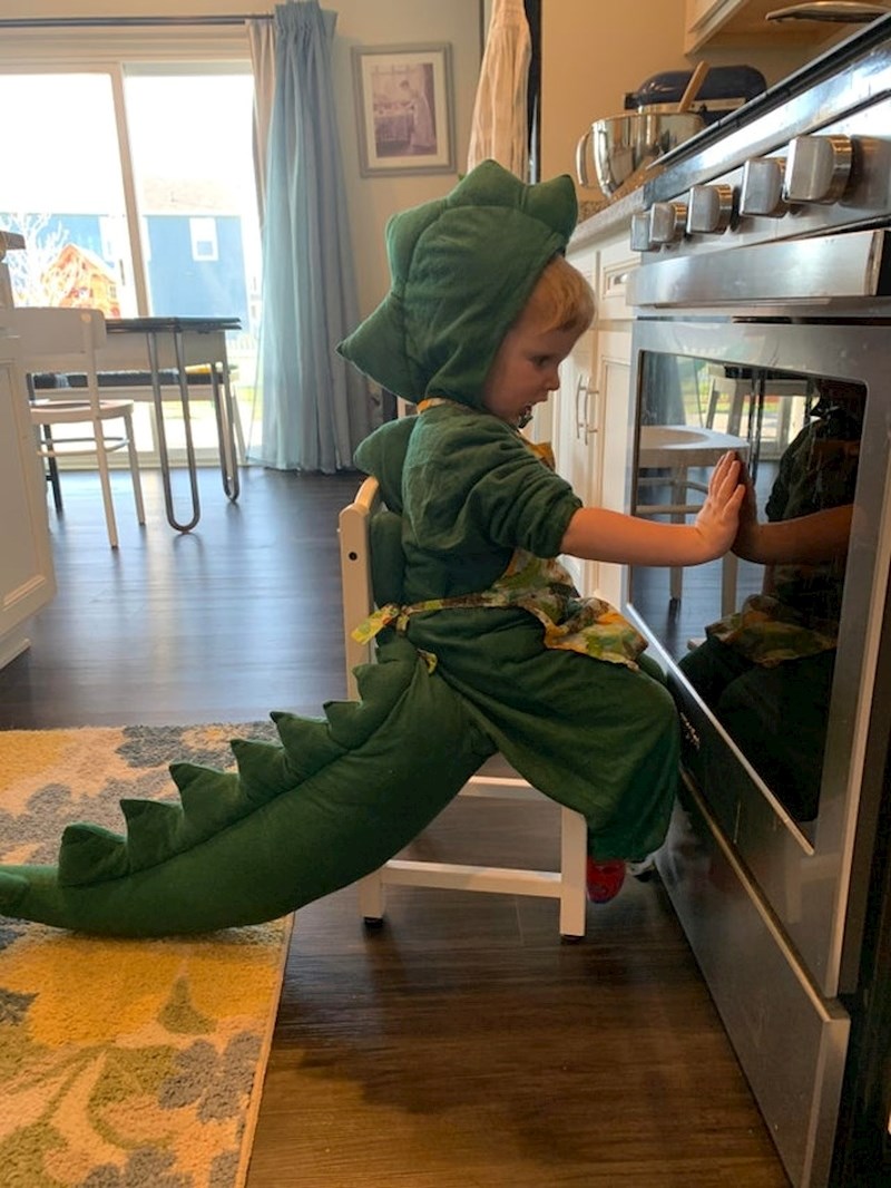 Dječak čeka svoj kruh od  banane :D