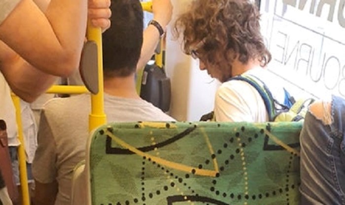 Putnici u javnom prijevozu fotkali su ovog bezobraznog lika koji se očito noć prije nije naspavao