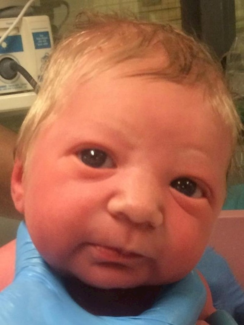 Niti sat vremena star, a već zabrinut :)