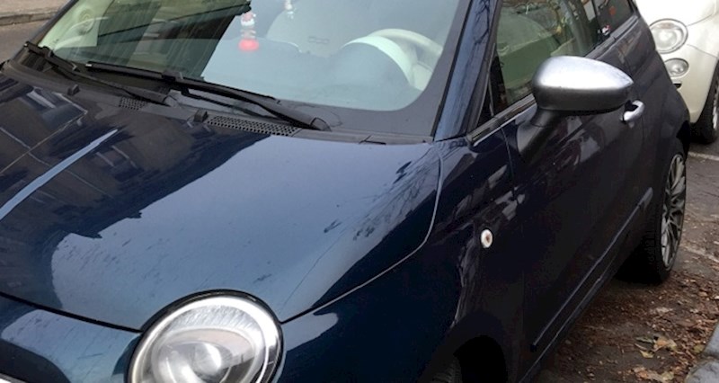 Ovaj simpatično ukrašen auto oduševio je prolaznike, pogledajte tko je to "sletio" na Britanac