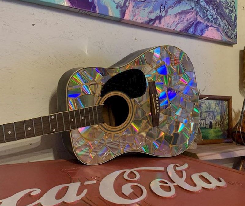 Gitara ukrašena starim CD-ima