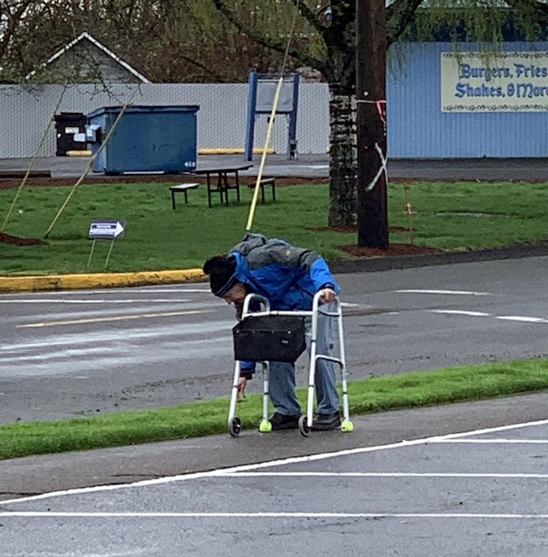 Već 13 godina, bila kiša ili sunce, ovaj čovjek svako jutro čisti ulicu od smeća