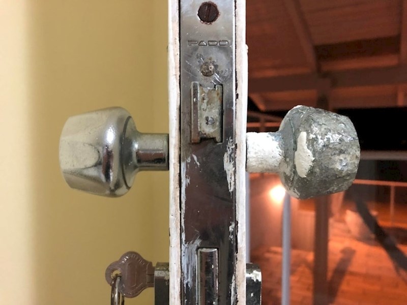 Desna strana vrata je vanjska strana koja je izložena morskom zraku