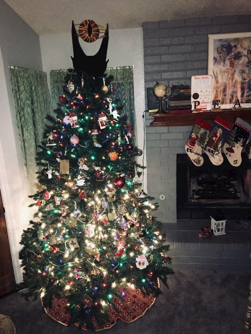 Ove godine su djeca birala što će staviti na vrh božićne jelke