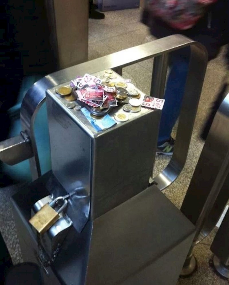 Automat za naplatu se pokvario, ali su ljudi i dalje nastavili plaćati