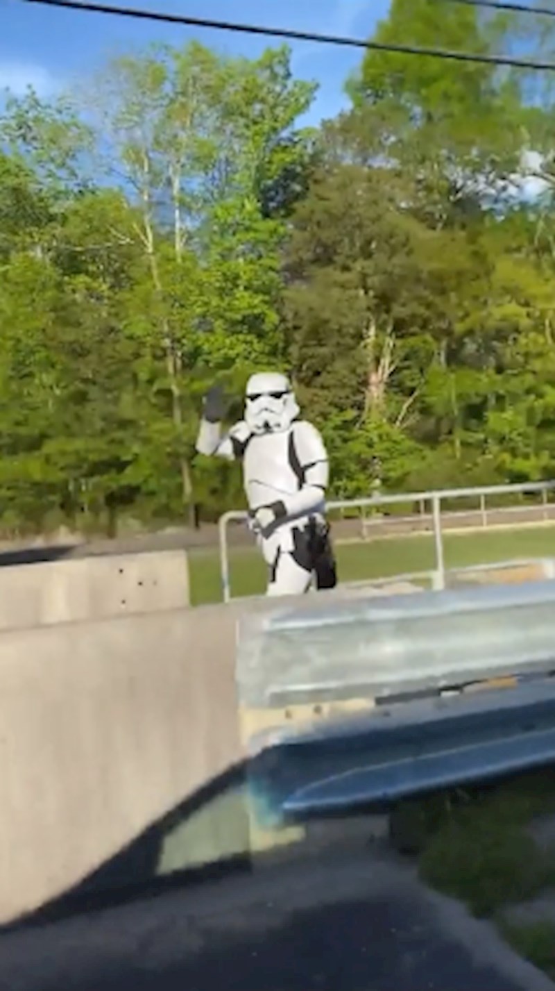 Čak mu je i mahnuo! :)